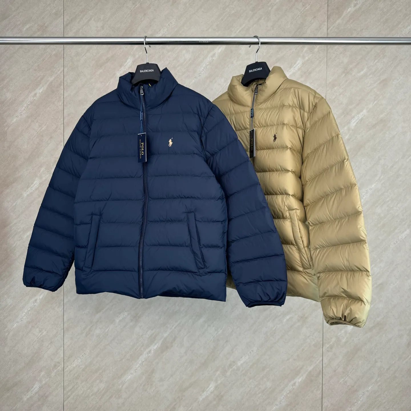 P930 Ralph Lauren lightweight down jacket size s m l xl The nylon fabric has good windproof and waterproof properties, which can effectively block the intrusion of wind and rain from the outside and keep the inside dry, suitable for wearing in humid or rainy environments.  The red label on the chest is made with an imported MECLO embroidery machine. The original pattern is scanned first, and then high-quality silk thread is used to make a pattern. The density effect is adjusted by continuous pattern making.  Exquisite details: the zipper design is simple and elegant, easy to operate; the closing design of the cuffs and hem effectively prevents the intrusion of cold wind, improving the warmth and comfort of wearing.  High-quality filling: 90 white duck down is selected, with a weight of 260g, ensuring excellent thermal insulation performance. After strict screening and processing, the velvet is not easy to drill, ensuring durability. The hangtags, wash marks, air holes, and four-button buttons are all customized from the original one-to-one mold.